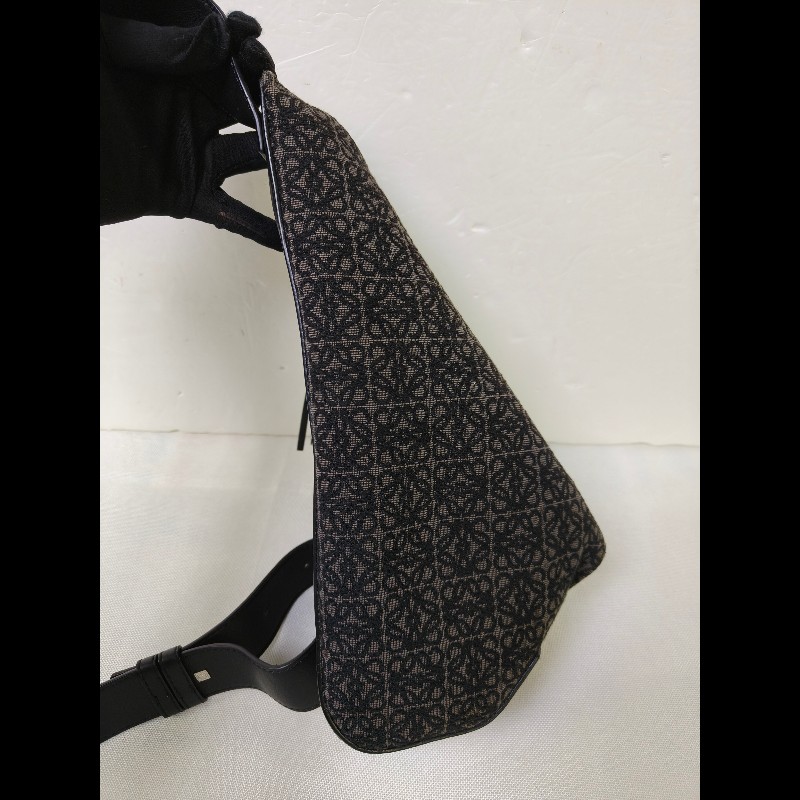【8成新】㊣✨ LOEWE ✨羅威 （附防塵袋)Anton Sling B511A09X09 三角 刺繡 胸包 單車包 斜跨包/二手包/二手精品🌳二手樹屋🌳-4
