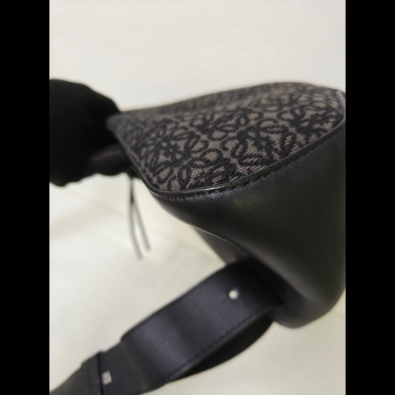 【8成新】㊣✨ LOEWE ✨羅威 （附防塵袋)Anton Sling B511A09X09 三角 刺繡 胸包 單車包 斜跨包/二手包/二手精品🌳二手樹屋🌳-6
