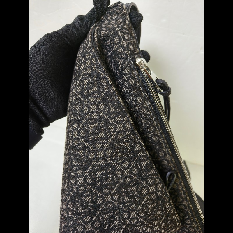 【8成新】㊣✨ LOEWE ✨羅威 （附防塵袋)Anton Sling B511A09X09 三角 刺繡 胸包 單車包 斜跨包/二手包/二手精品🌳二手樹屋🌳-11