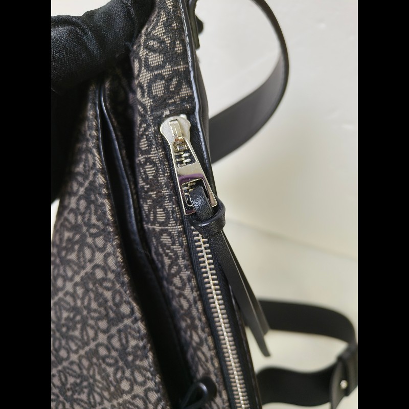 【8成新】㊣✨ LOEWE ✨羅威 （附防塵袋)Anton Sling B511A09X09 三角 刺繡 胸包 單車包 斜跨包/二手包/二手精品🌳二手樹屋🌳-13