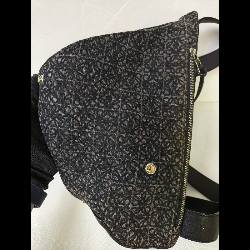 【8成新】㊣✨ LOEWE ✨羅威 （附防塵袋)Anton Sling B511A09X09 三角 刺繡 胸包 單車包 斜跨包/二手包/二手精品🌳二手樹屋🌳-15