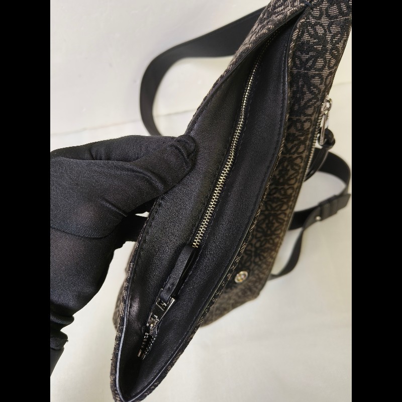 【8成新】㊣✨ LOEWE ✨羅威 （附防塵袋)Anton Sling B511A09X09 三角 刺繡 胸包 單車包 斜跨包/二手包/二手精品🌳二手樹屋🌳-16