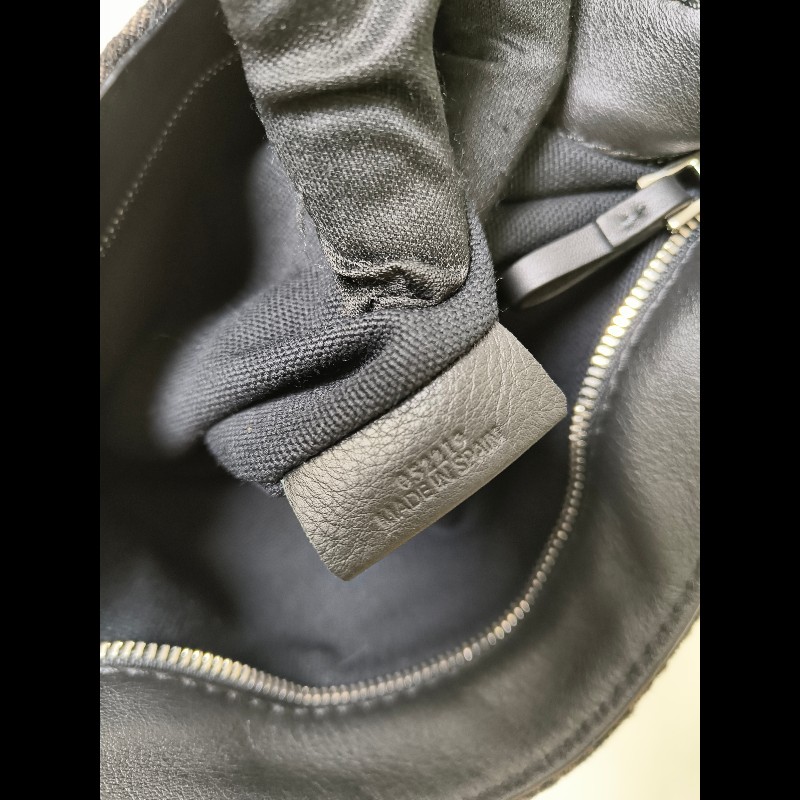 【8成新】㊣✨ LOEWE ✨羅威 （附防塵袋)Anton Sling B511A09X09 三角 刺繡 胸包 單車包 斜跨包/二手包/二手精品🌳二手樹屋🌳-18