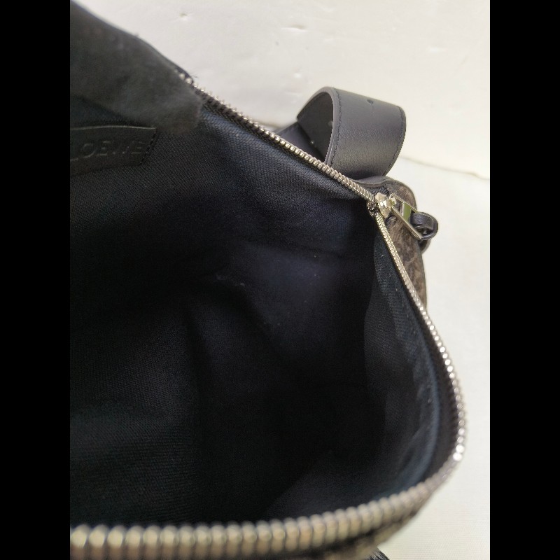 【8成新】㊣✨ LOEWE ✨羅威 （附防塵袋)Anton Sling B511A09X09 三角 刺繡 胸包 單車包 斜跨包/二手包/二手精品🌳二手樹屋🌳-22