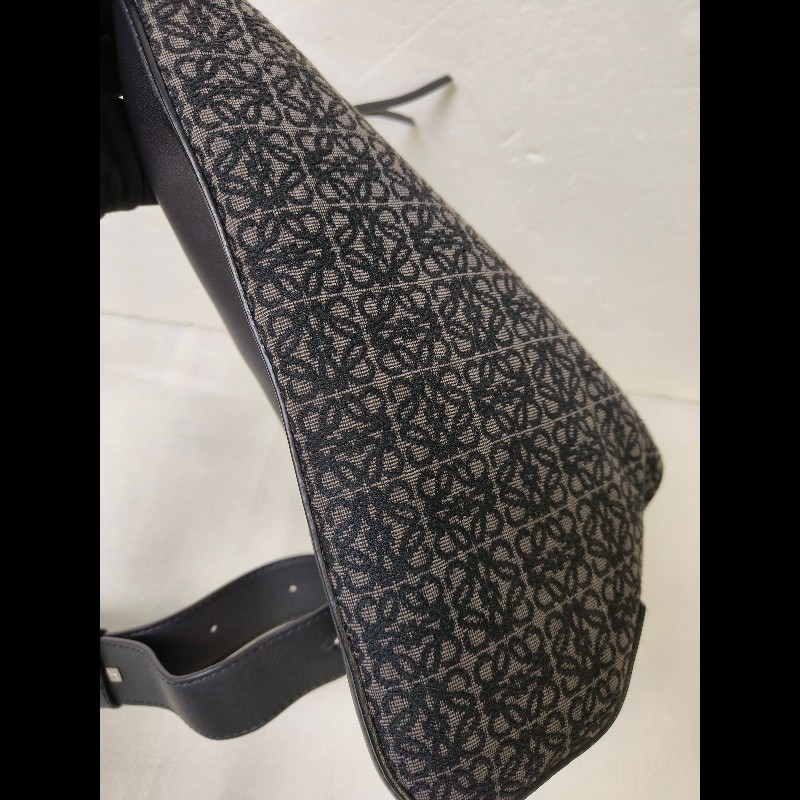 【8成新】㊣✨ LOEWE ✨羅威 （附防塵袋)Anton Sling B511A09X09 三角 刺繡 胸包 單車包 斜跨包/二手包/二手精品🌳二手樹屋🌳-23