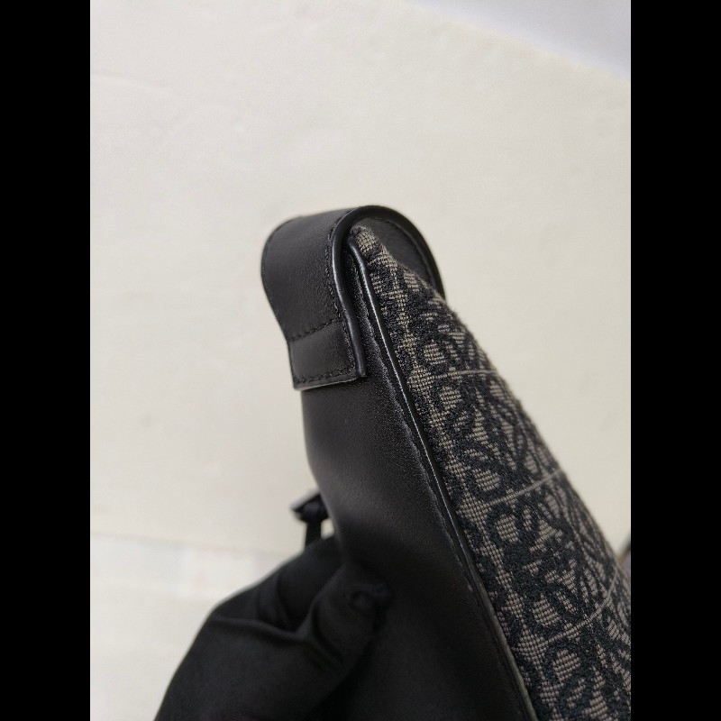【8成新】㊣✨ LOEWE ✨羅威 （附防塵袋)Anton Sling B511A09X09 三角 刺繡 胸包 單車包 斜跨包/二手包/二手精品🌳二手樹屋🌳-29