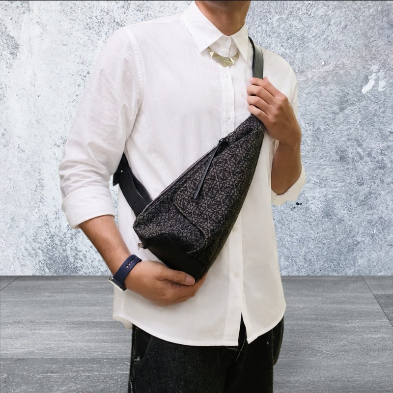 【8成新】㊣✨ LOEWE ✨羅威 （附防塵袋)Anton Sling B511A09X09 三角 刺繡 胸包 單車包 斜跨包/二手包/二手精品🌳二手樹屋🌳-30