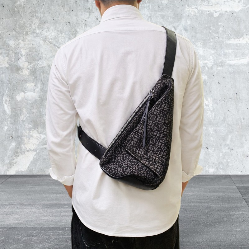【8成新】㊣✨ LOEWE ✨羅威 （附防塵袋)Anton Sling B511A09X09 三角 刺繡 胸包 單車包 斜跨包/二手包/二手精品🌳二手樹屋🌳-31