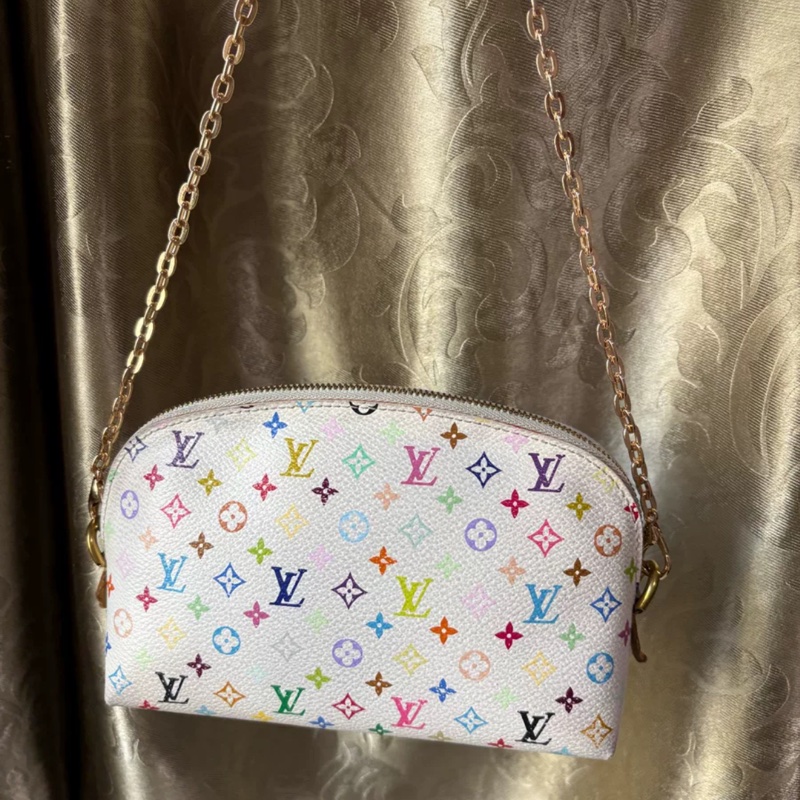 【多巴胺夏日🌈近年復刻熱門✨性價比拉滿🔥】LV白三彩貝殼化妝包 珍珠金色鏈條-1