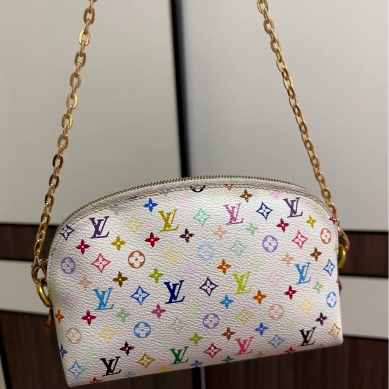 【多巴胺夏日🌈近年復刻熱門✨性價比拉滿🔥】LV白三彩貝殼化妝包 珍珠金色鏈條-4