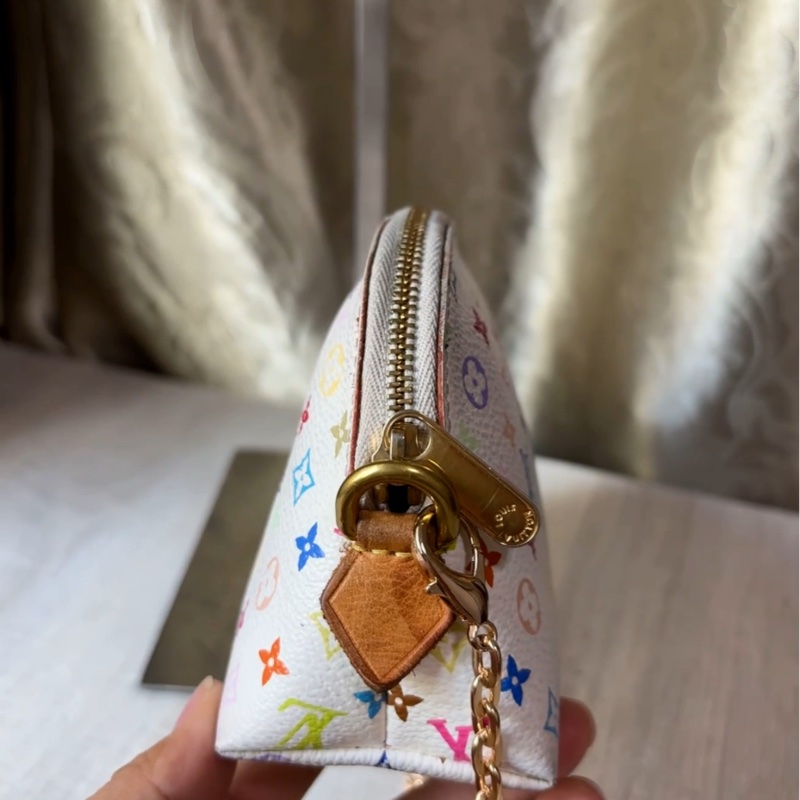 【多巴胺夏日🌈近年復刻熱門✨性價比拉滿🔥】LV白三彩貝殼化妝包 珍珠金色鏈條-5