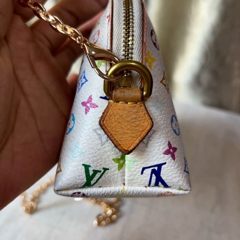 【多巴胺夏日🌈近年復刻熱門✨性價比拉滿🔥】LV白三彩貝殼化妝包 珍珠金色鏈條-6