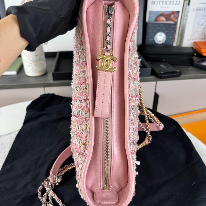 【美到原地尖叫🫨稀有櫻花粉💓走過路過不要錯過❗️】Chanel香奈兒 流浪包 中號 粉色毛呢手袋 單肩|斜背|鏈條包-7