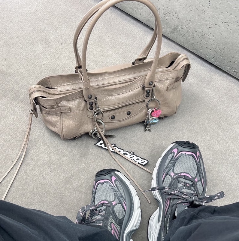 Balenciaga · Le City 新款奶茶色橫版法棍包-1
