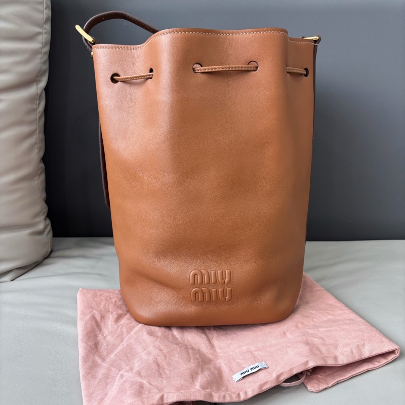 【近新閒置品】Miumiu 焦糖色單肩側背斜挎束口水桶包，大號-1