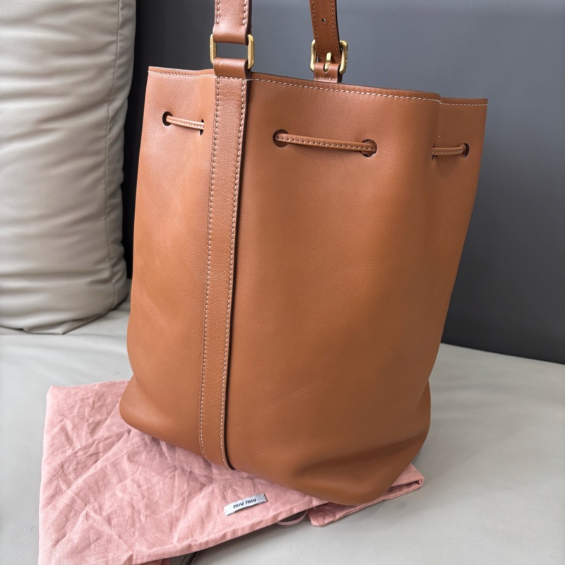 【近新閒置品】Miumiu 焦糖色單肩側背斜挎束口水桶包，大號-3