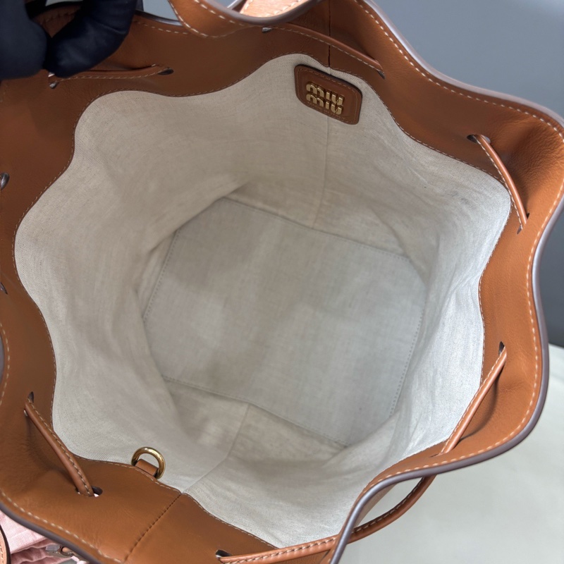 【近新閒置品】Miumiu 焦糖色單肩側背斜挎束口水桶包，大號-6