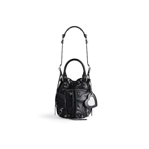 Balenciaga (巴黎世家) 的 Le Cagole XS 系列水桶包 (Arena 羊皮黑色)。