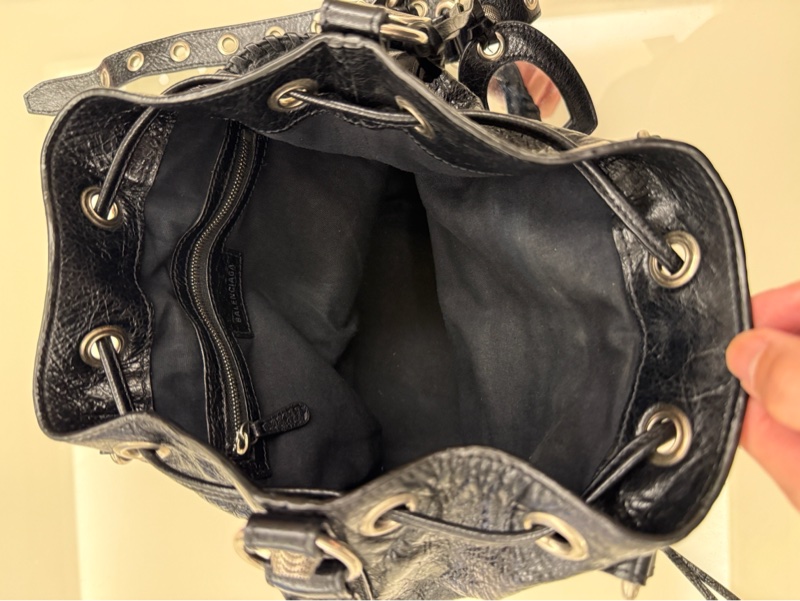 Balenciaga (巴黎世家) 的 Le Cagole XS 系列水桶包 (Arena 羊皮黑色)。-5