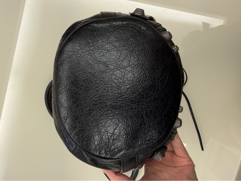 Balenciaga (巴黎世家) 的 Le Cagole XS 系列水桶包 (Arena 羊皮黑色)。-11