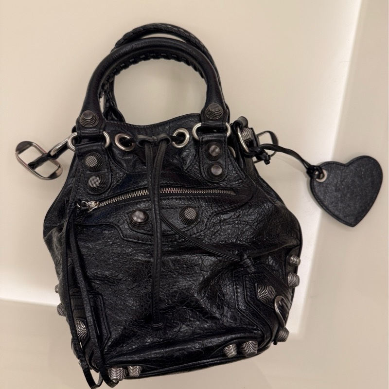 Balenciaga (巴黎世家) 的 Le Cagole XS 系列水桶包 (Arena 羊皮黑色)。-14