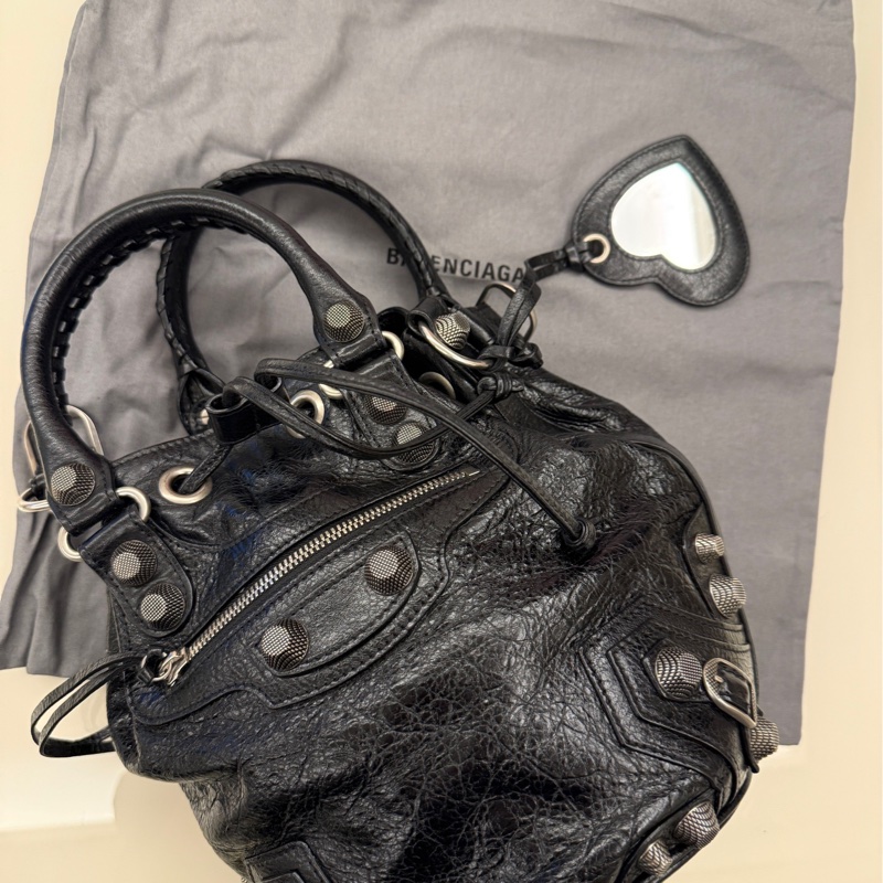 Balenciaga (巴黎世家) 的 Le Cagole XS 系列水桶包 (Arena 羊皮黑色)。-18