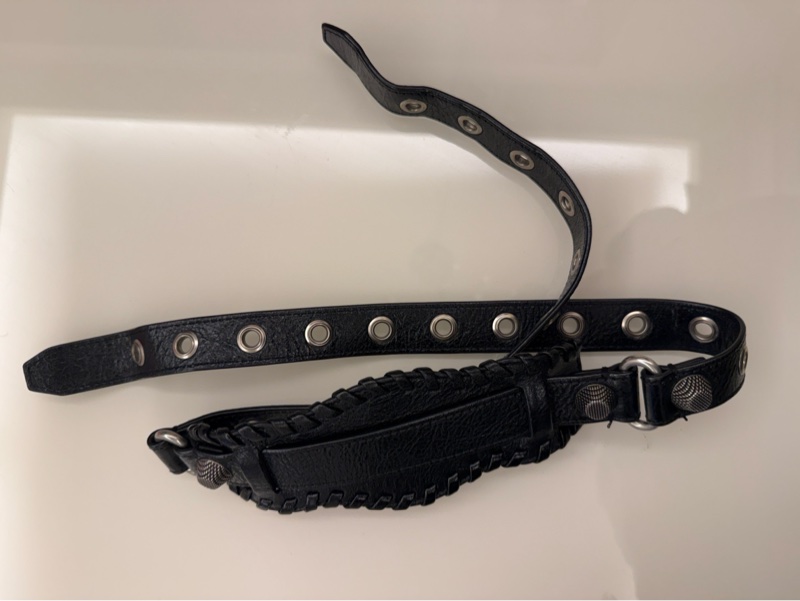 Balenciaga (巴黎世家) 的 Le Cagole XS 系列水桶包 (Arena 羊皮黑色)。-24