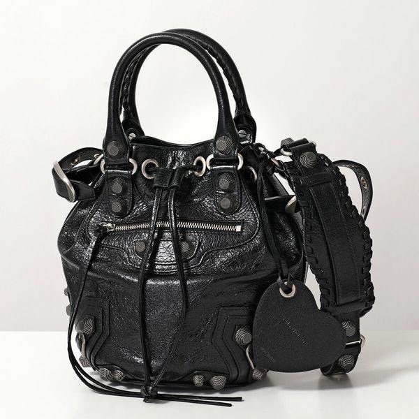 Balenciaga (巴黎世家) 的 Le Cagole XS 系列水桶包 (Arena 羊皮黑色)。-27