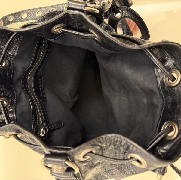 Balenciaga (巴黎世家) 的 Le Cagole XS 系列水桶包 (Arena 羊皮黑色)。-28