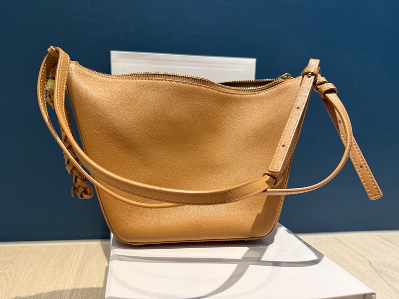LOEWE肩背包-1