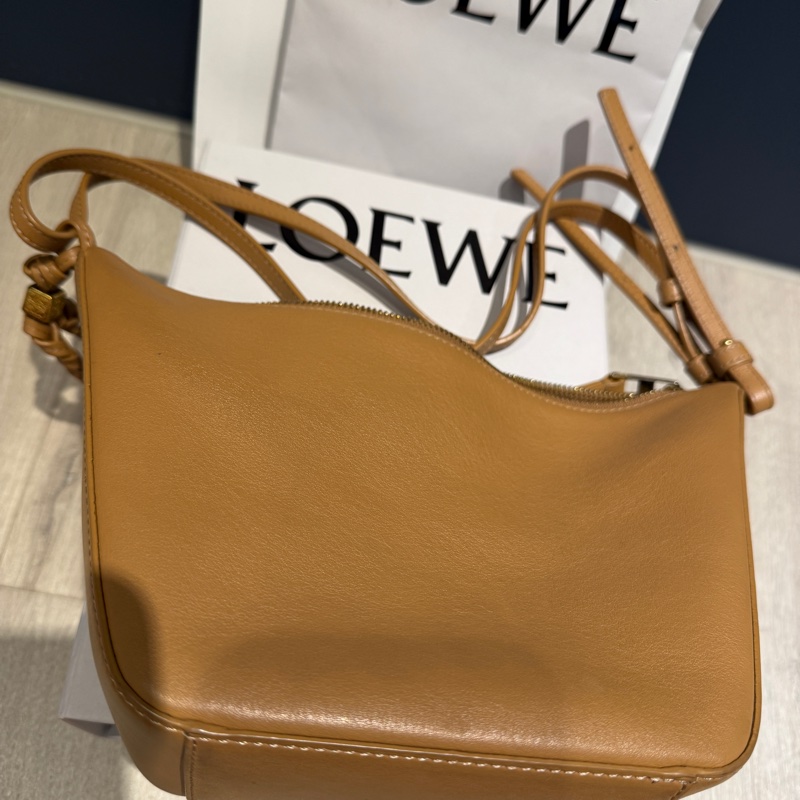 LOEWE肩背包-10