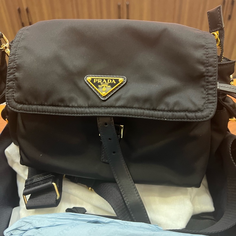 99.8新拉達黑色尼龍郵差包 經典黑金三角logo,男女同款肩帶可拆卸,單肩斜挎尺寸約30×10×14cm, 配件齊全:說明書、盒子防塵袋、-0