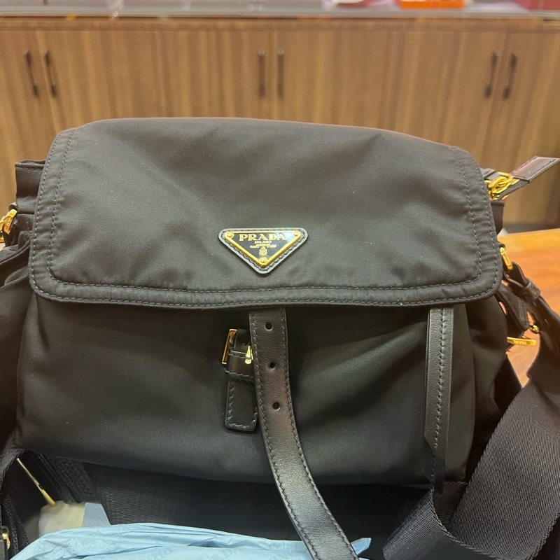 99.8新拉達黑色尼龍郵差包 經典黑金三角logo,男女同款肩帶可拆卸,單肩斜挎尺寸約30×10×14cm, 配件齊全:說明書、盒子防塵袋、-1