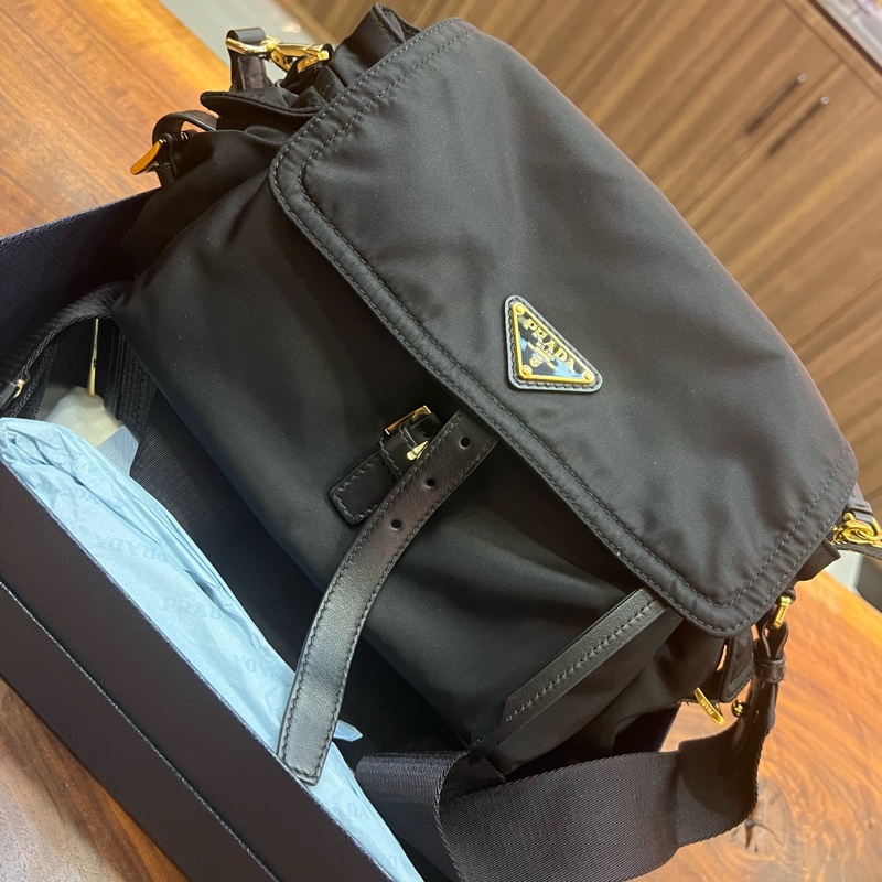 99.8新拉達黑色尼龍郵差包 經典黑金三角logo,男女同款肩帶可拆卸,單肩斜挎尺寸約30×10×14cm, 配件齊全:說明書、盒子防塵袋、-2