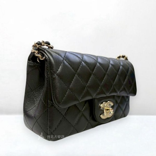 B6391-CHANEL COCO 20 黑色羊皮新版雙C調節釦口蓋包-1