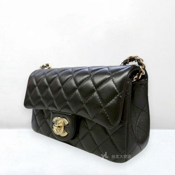 B6391-CHANEL COCO 20 黑色羊皮新版雙C調節釦口蓋包-2