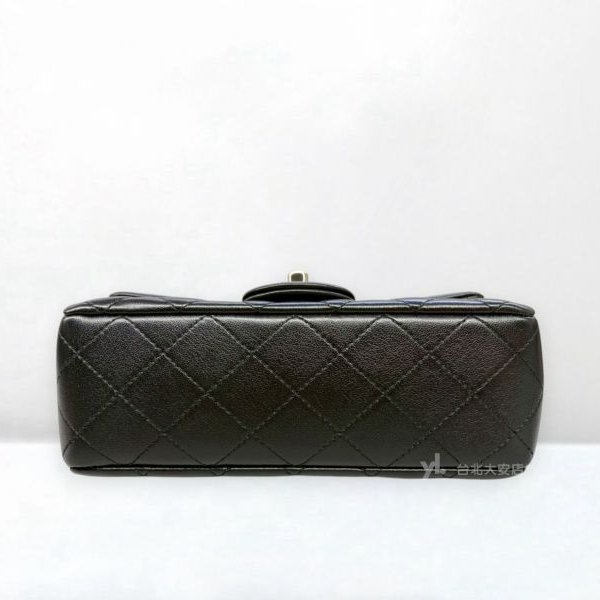 B6391-CHANEL COCO 20 黑色羊皮新版雙C調節釦口蓋包-4