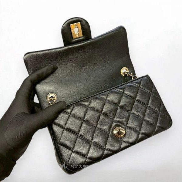 B6391-CHANEL COCO 20 黑色羊皮新版雙C調節釦口蓋包-5