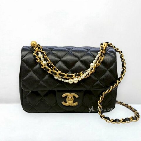 B6390-CHANEL 黑色羊皮垂墜珍珠鍊帶金釦方胖子AS3456