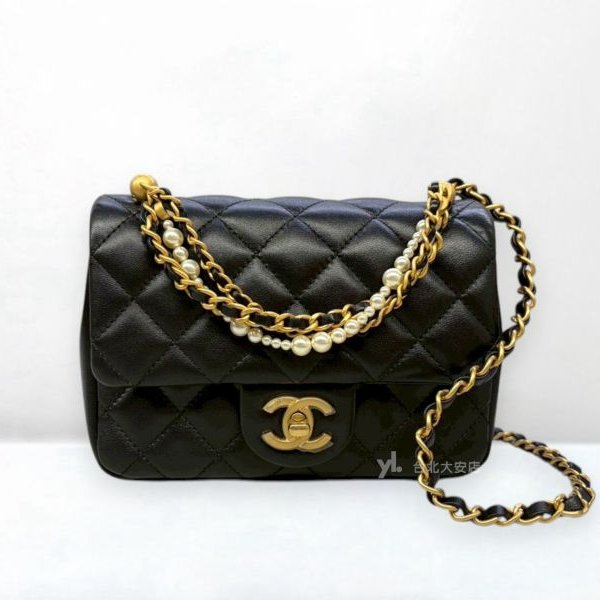 B6390-CHANEL 黑色羊皮垂墜珍珠鍊帶金釦方胖子AS3456-0