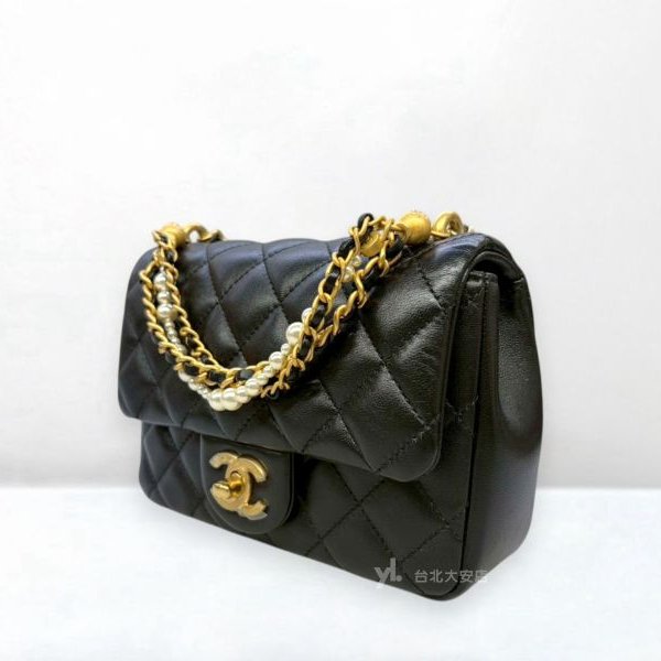 B6390-CHANEL 黑色羊皮垂墜珍珠鍊帶金釦方胖子AS3456-1