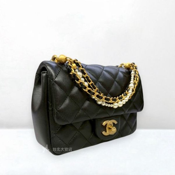 B6390-CHANEL 黑色羊皮垂墜珍珠鍊帶金釦方胖子AS3456-2