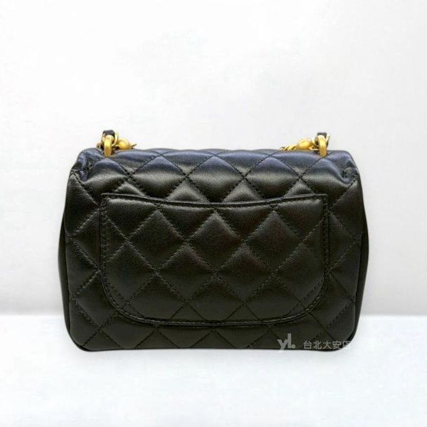 B6390-CHANEL 黑色羊皮垂墜珍珠鍊帶金釦方胖子AS3456-3