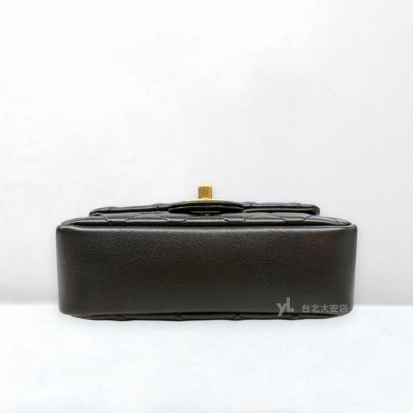 B6390-CHANEL 黑色羊皮垂墜珍珠鍊帶金釦方胖子AS3456-4