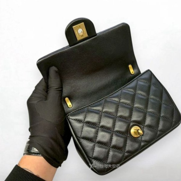 B6390-CHANEL 黑色羊皮垂墜珍珠鍊帶金釦方胖子AS3456-5