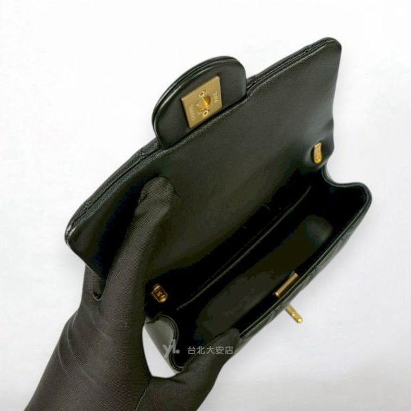 B6390-CHANEL 黑色羊皮垂墜珍珠鍊帶金釦方胖子AS3456-6