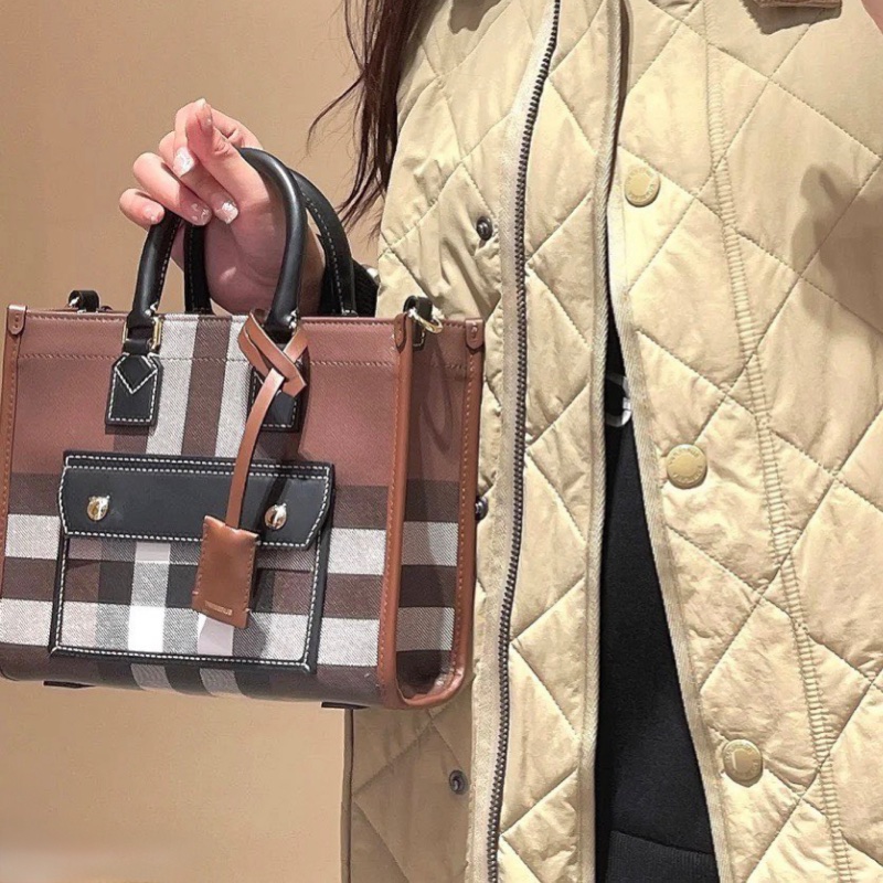 Burberry Freya 8069661-3
