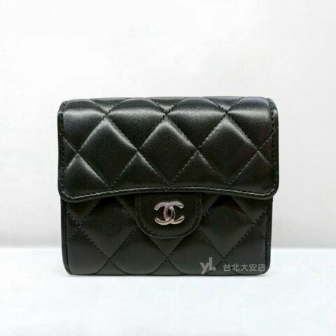 A13159-CHANEL 黑色羊皮銀釦三折短夾AP0231