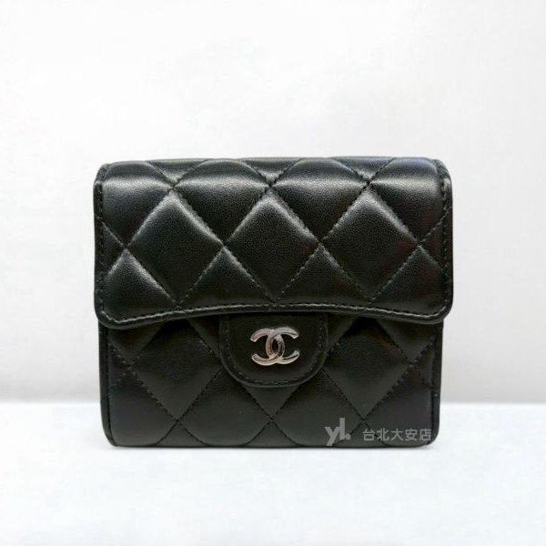 A13159-CHANEL 黑色羊皮銀釦三折短夾AP0231-0