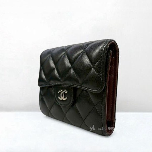 A13159-CHANEL 黑色羊皮銀釦三折短夾AP0231-2